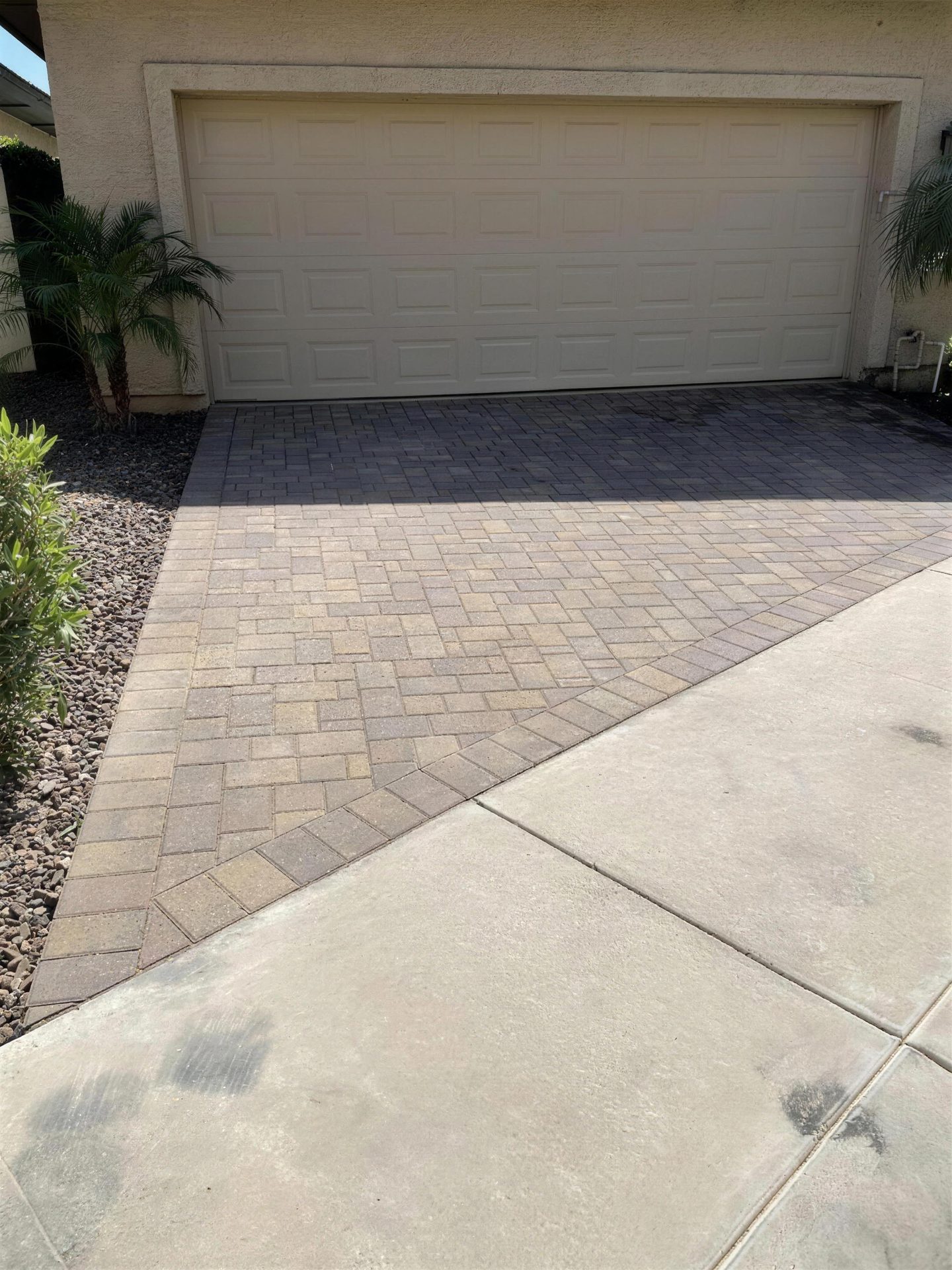 Paver driveway apron with a contrasting border at the garage